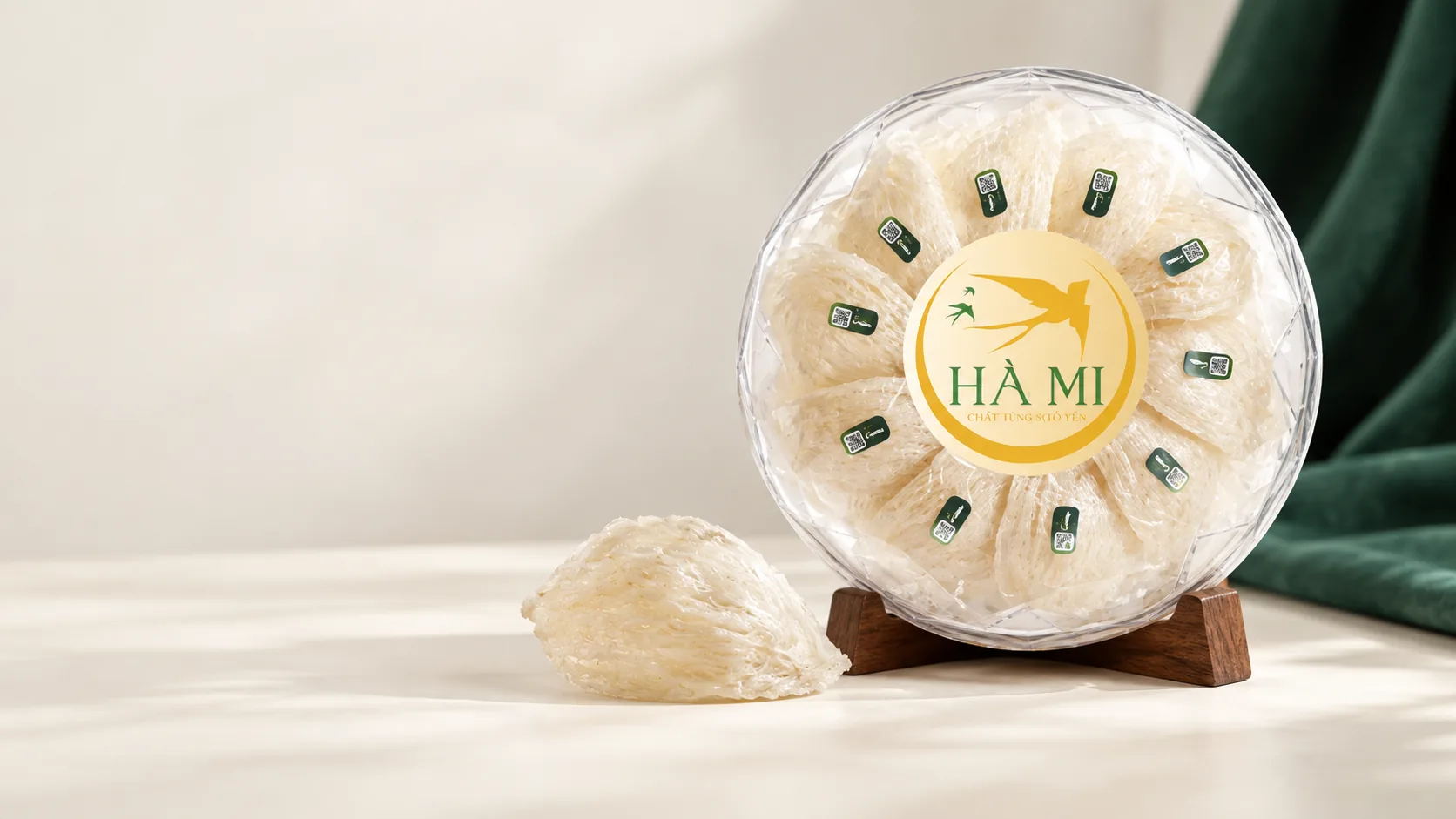 Ảnh minh họa tổ yến và hộp yến tinh chế Hà Mi